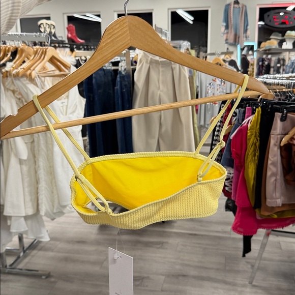 Lovers and Friends By The Poolside Top in Yellow - Picture 5 of 5